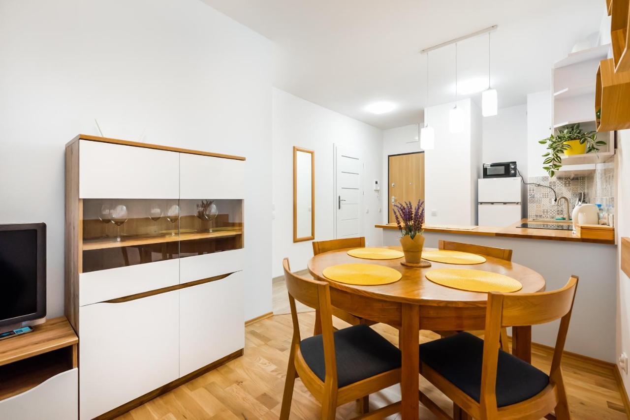 Metro Bemowo Colourful Apartment وارسو المظهر الخارجي الصورة