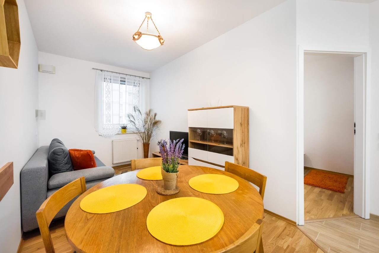 Metro Bemowo Colourful Apartment وارسو المظهر الخارجي الصورة