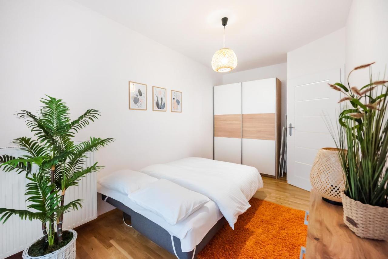 Metro Bemowo Colourful Apartment وارسو المظهر الخارجي الصورة