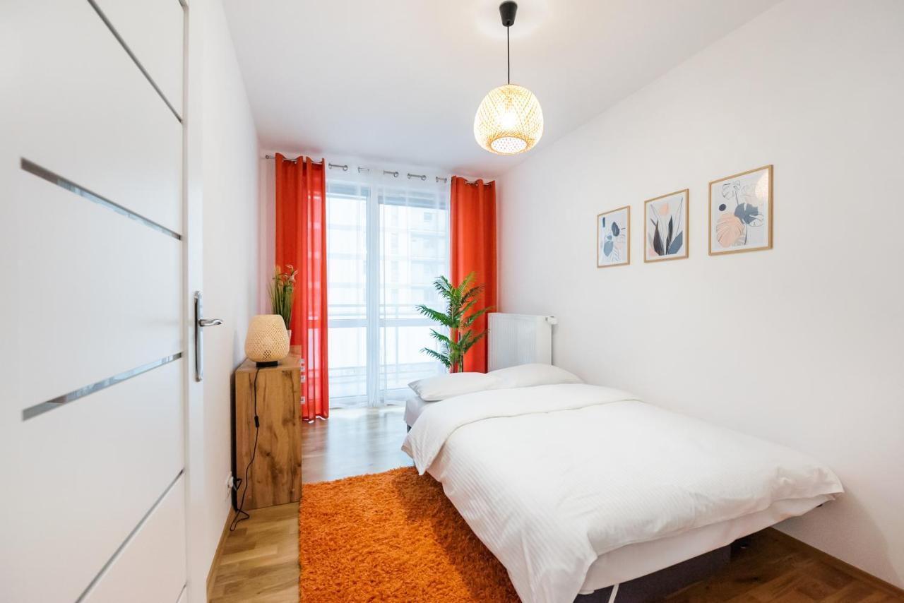 Metro Bemowo Colourful Apartment وارسو المظهر الخارجي الصورة