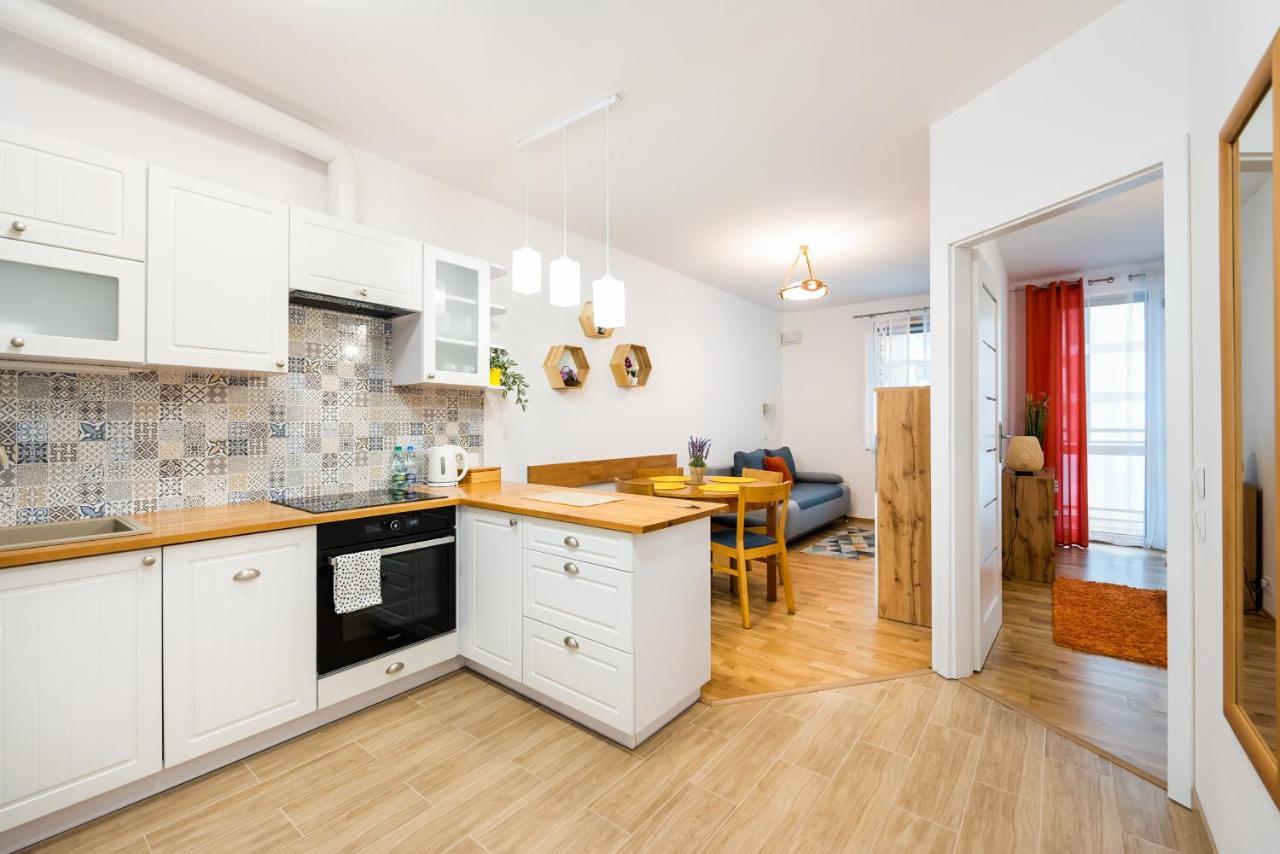 Metro Bemowo Colourful Apartment وارسو المظهر الخارجي الصورة